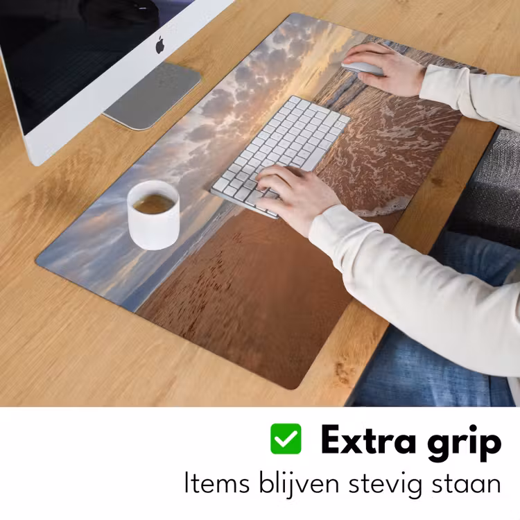 Zee - Kustlijn - Wolken - Landschap - Oranje Muismat XXL klein -sfeer3