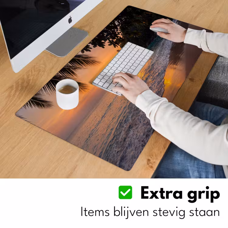 Zee - Zonsondergang - Boot - Natuur - Oranje Muismat XXL klein -sfeer3