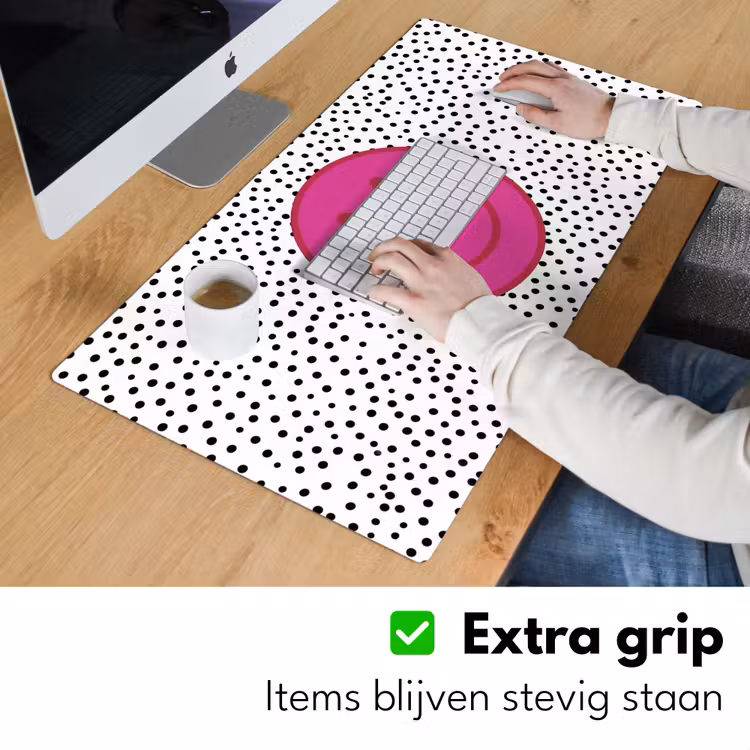 Smiley - Roze - Stippen Muismat XXL klein -sfeer3