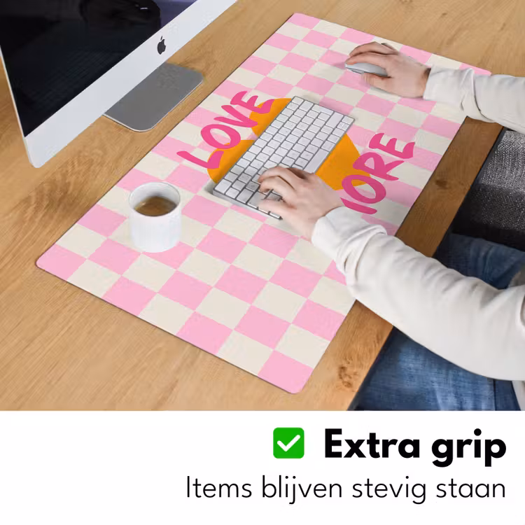 Valentijn - Love - Roze - Oranje Muismat XXL klein -sfeer3