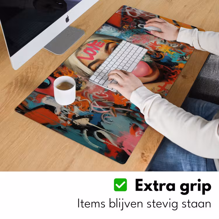 Vrouw - Kauwgom - Graffiti - Love Muismat XXL klein -sfeer3