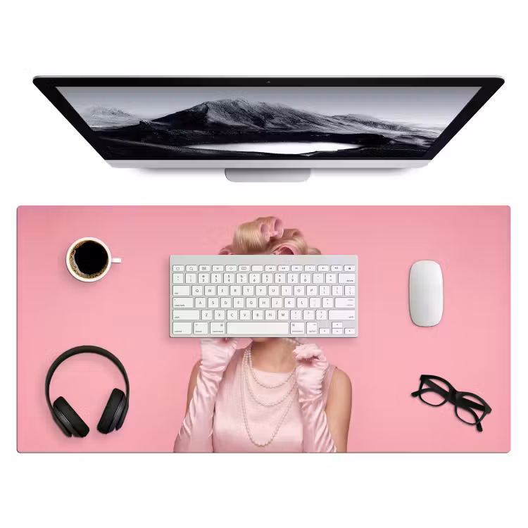 Vrouw - Roze - Parelketting - Krulspelden Muismat XXL klein -3d