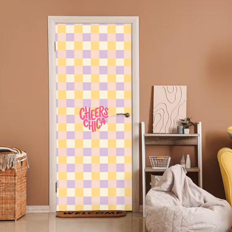 Cheers Chica - Ruitjes - Lila - Geel deurposter klein -sfeer1