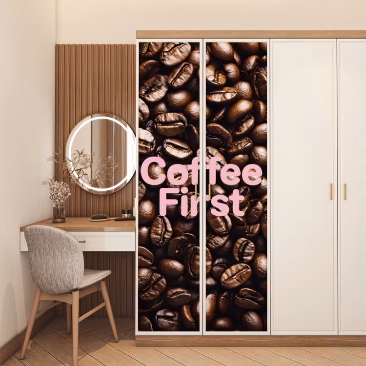 Coffee First - Koffiebonen - Roze deurposter klein -sfeer3