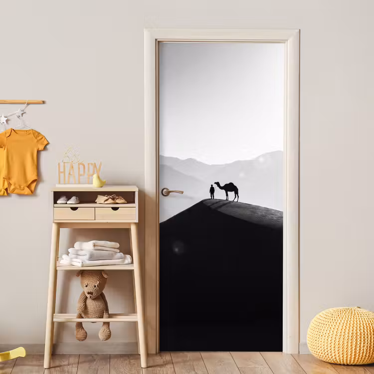 Mens - Kameel - Zandduin - Natuur - Monochroom deurposter klein -sfeer4