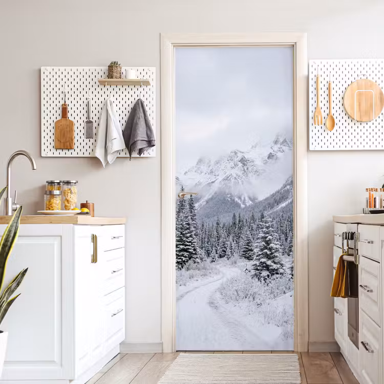 Weg - Bergen - Sneeuw - Naaldbos - Avontuurlijk deurposter klein -sfeer5