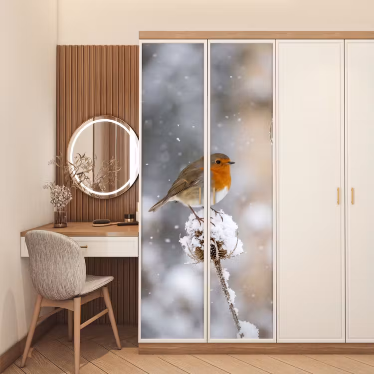 Roodborstje - Gedroogde bloem - Sneeuw - Winter - Vertederend deurposter klein -sfeer3