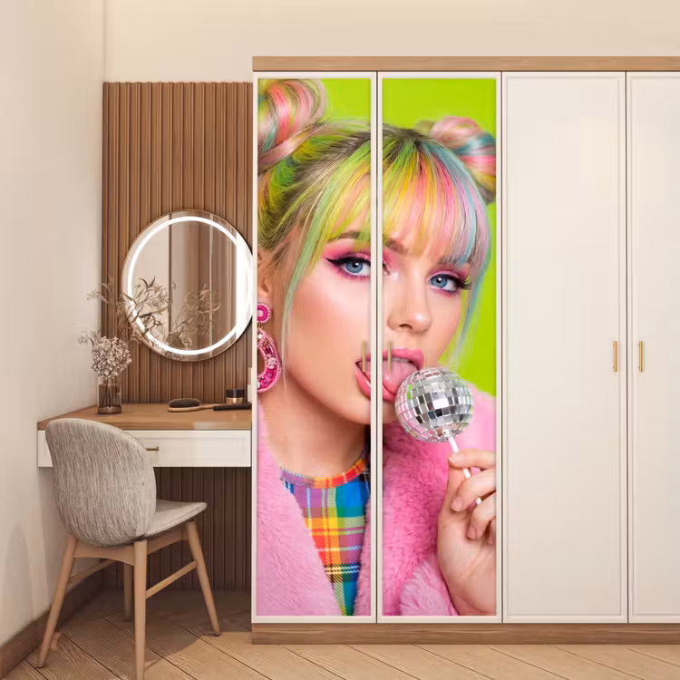 Vrouw - Kleurrijk haar - Pop art - Modern - Levendig deurposter klein -sfeer3