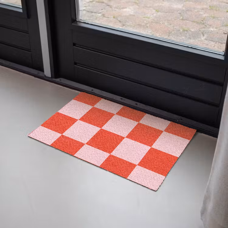 Schaakbord patroon - Rood - Roze - Blokjes Deurmat klein -sfeer2