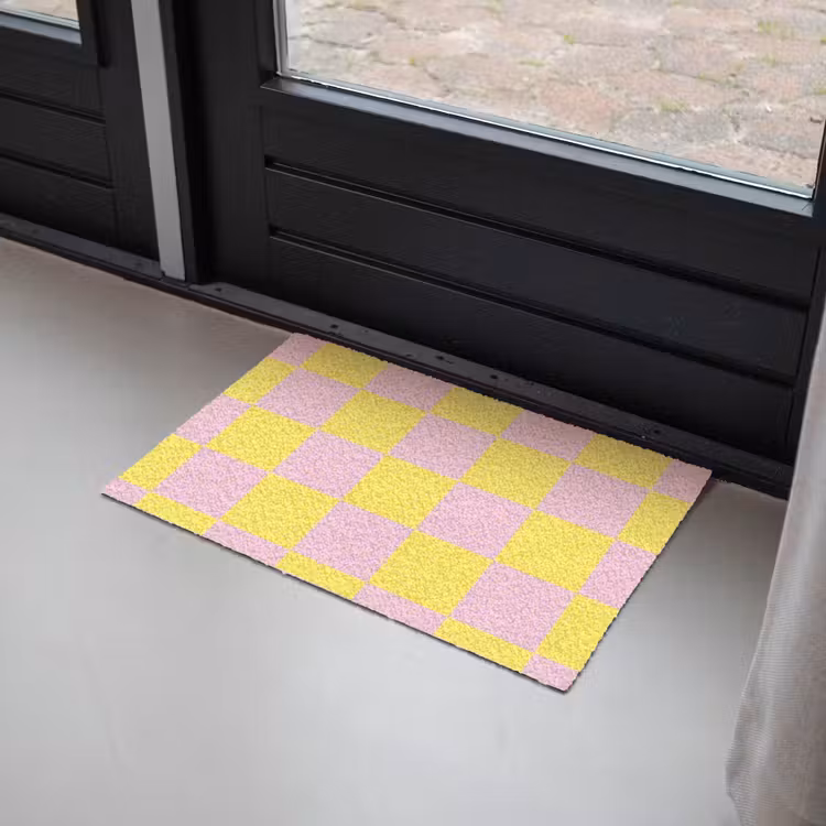 Schaakbord patroon - Geel - Roze - Blokjes Deurmat klein -sfeer2