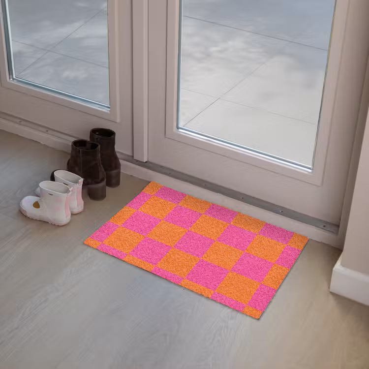 Schaakbord print - Oranje - Roze - Blokjes Deurmat klein -sfeer3