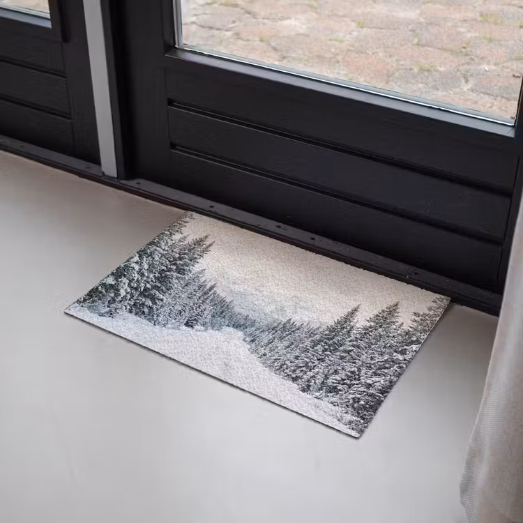 Weg - Sneeuw - Naaldbos - Winter - Avontuurlijk Deurmat klein -sfeer2
