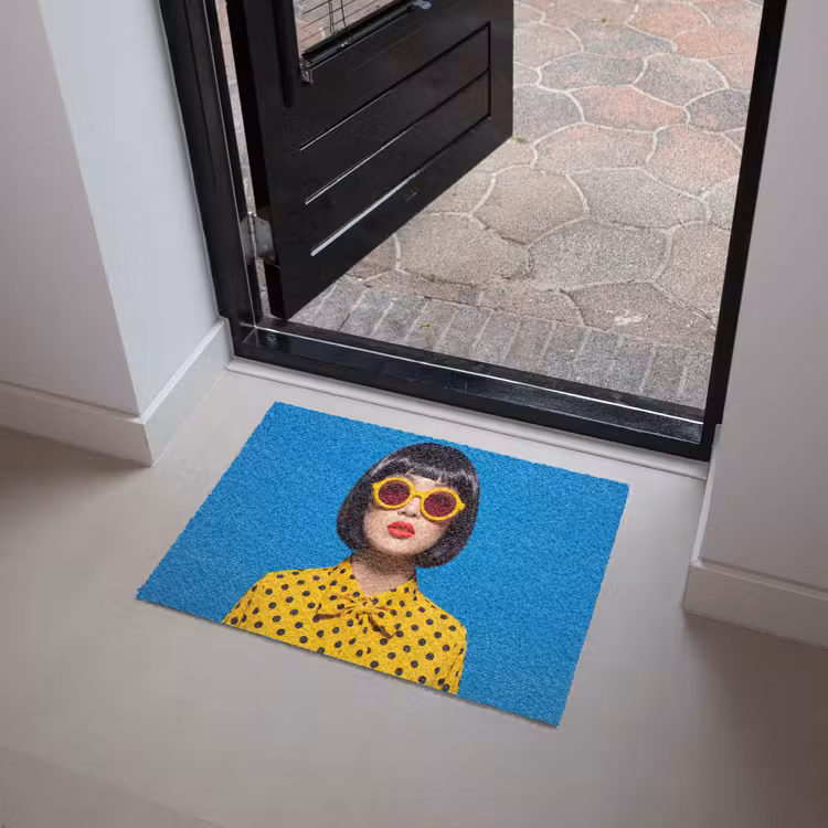 Vrouw - Zonnebril - Pop Art - Portret - Geel Deurmat klein -sfeer5