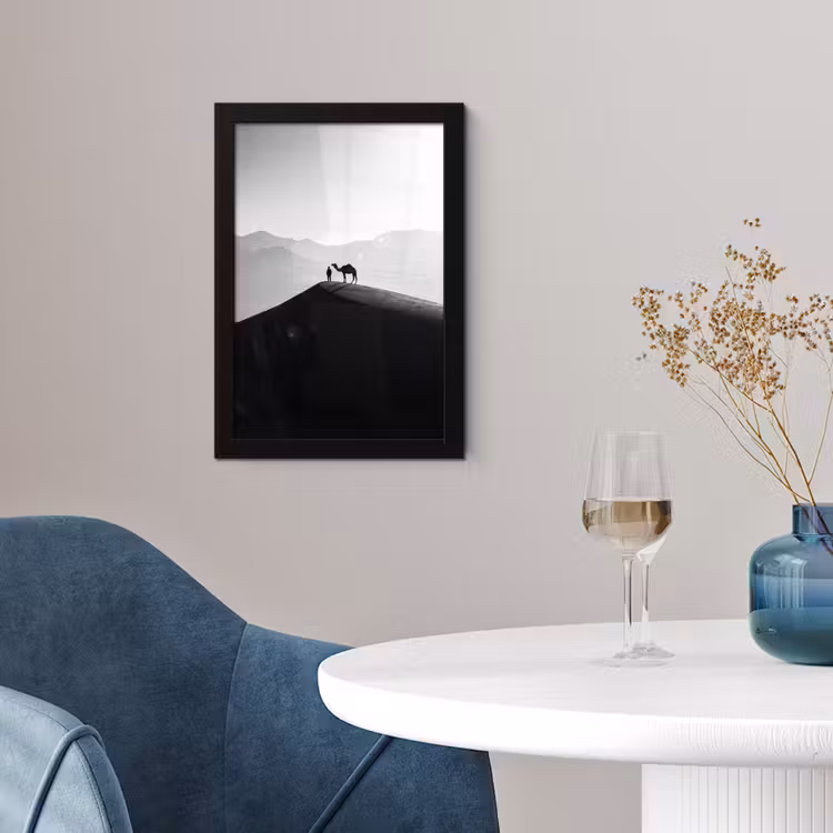 Mens - Kameel - Zandduin - Natuur - Monochroom fotolijst zwart zonder passe partout klein -sfeer4