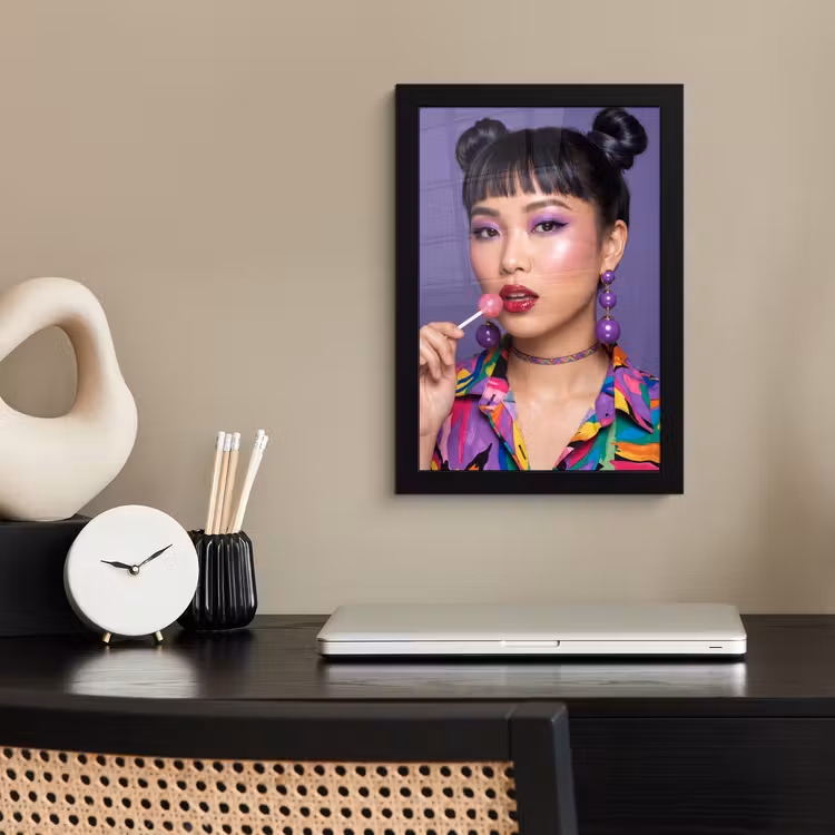 Vrouw - Portret - Make-up - Paars - Levendig fotolijst zwart zonder passe partout klein -sfeer1