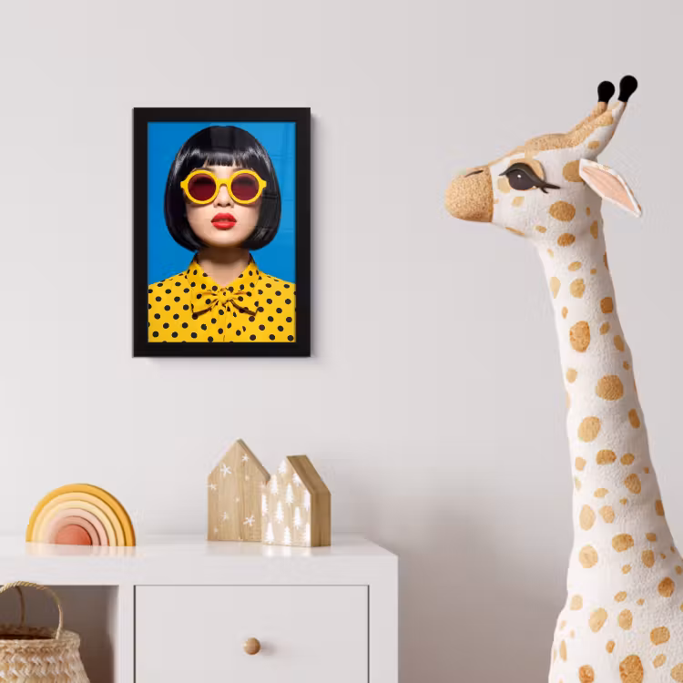 Vrouw - Zonnebril - Pop Art - Portret - Geel fotolijst zwart zonder passe partout klein -usfeer4_kinderkamer