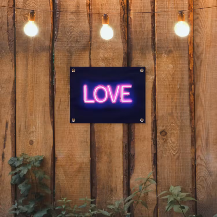 Neon - Love - Valentijn tuinposter los doek klein -sfeer1