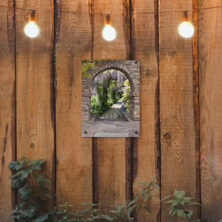 Oude deuren naar een tuinpad tuinposter los doek klein -sfeer1