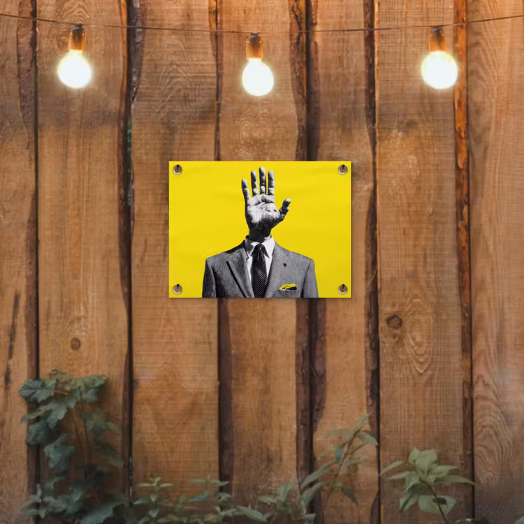 Pak - Hand - Geel tuinposter los doek klein -sfeer1