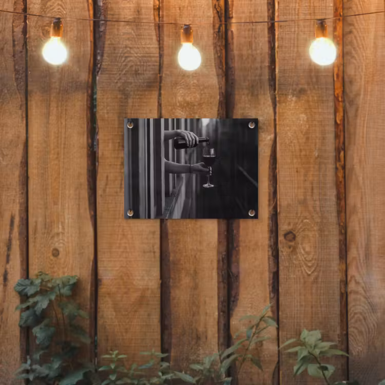 Wijnfles - Glas - Handen - Raam tuinposter los doek klein -sfeer1