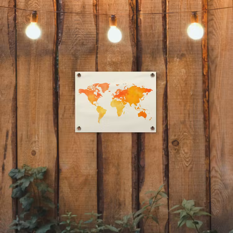 Wereldkaart - Oranje - Kleurrijk tuinposter los doek klein -sfeer1