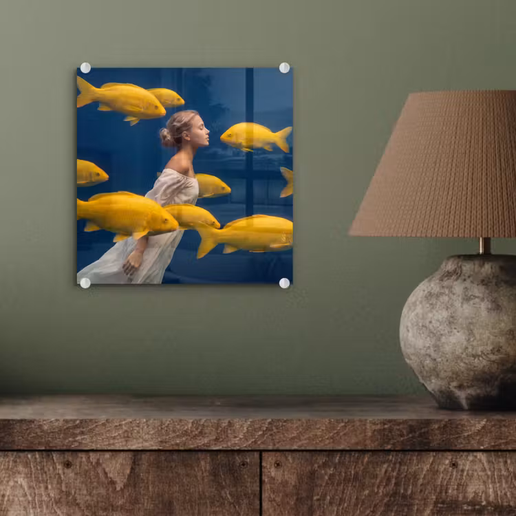 Vrouw - Vis - Water - Natuur - Geel plexiglas 5mm klein -sfeer3