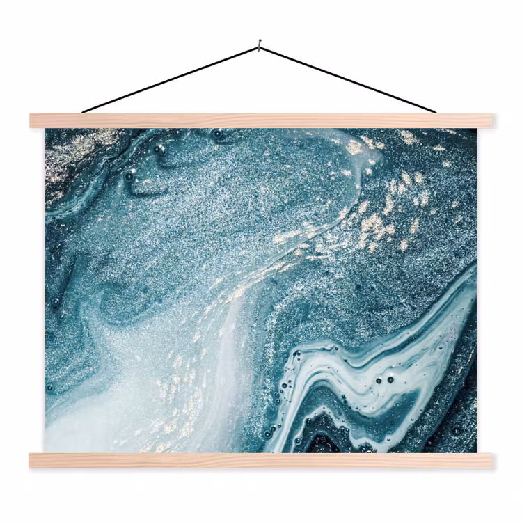 Binnenkant van een blauwe geode met gouden details uit de natuur textielposter latten blank klein -3d