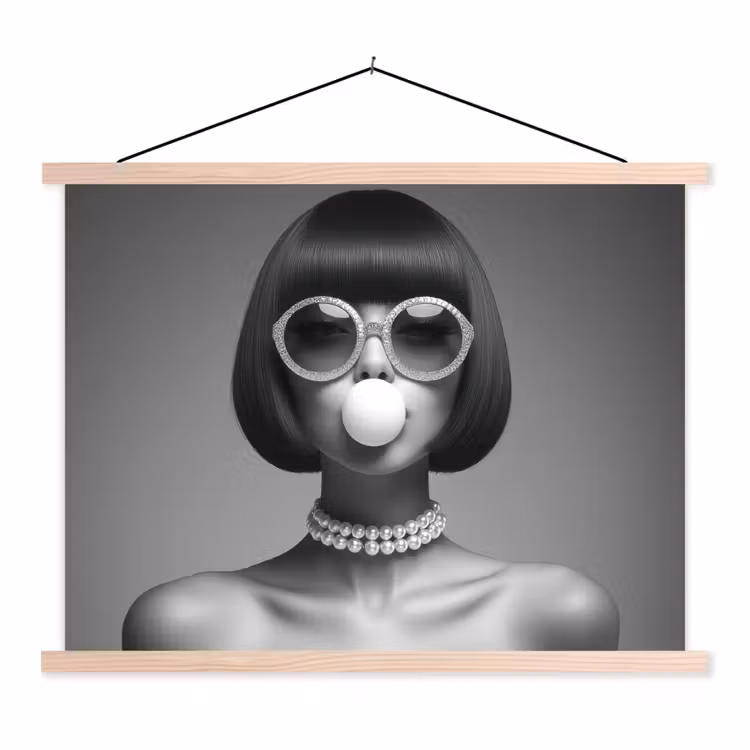 Vrouw - Zwart Wit - Ketting - Zonnebril textielposter latten blank klein -3d