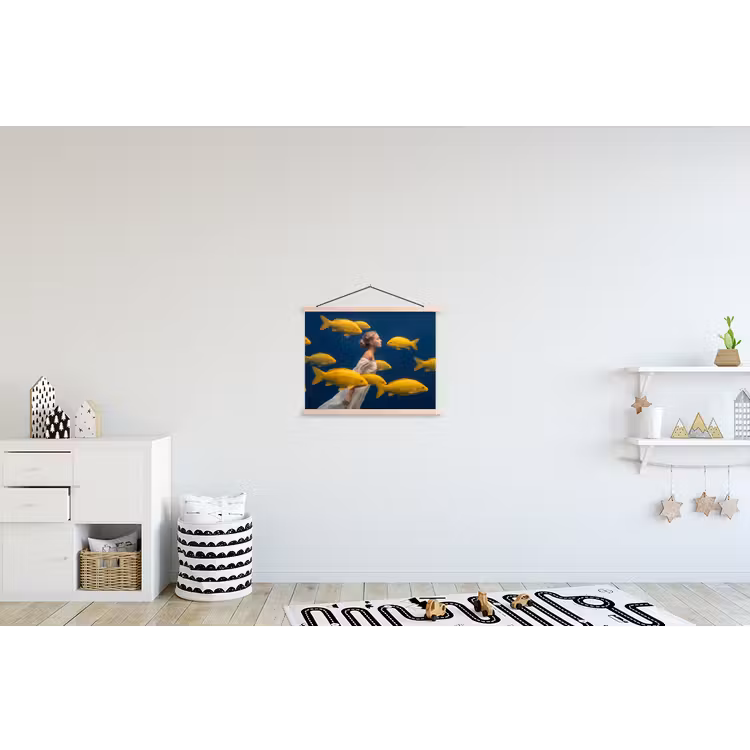 Vrouw - Vis - Water - Natuur - Geel textielposter latten blank klein -kinderkamer