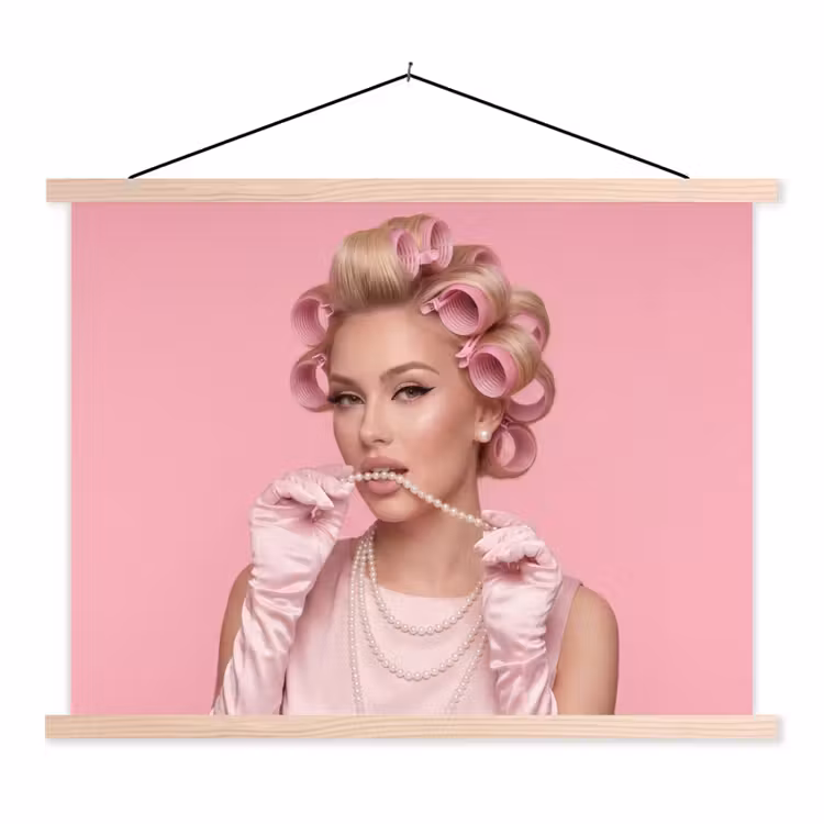 Vrouw - Roze - Parelketting - Krulspelden textielposter latten blank klein -3d
