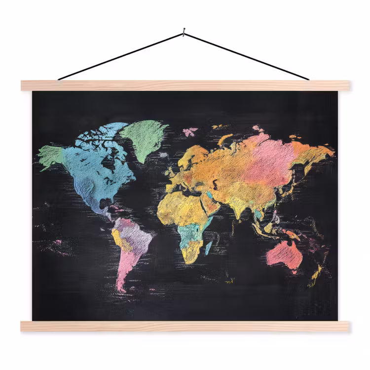 Wereldkaart - Krijtstrepen - Regenboog textielposter latten blank klein -3d