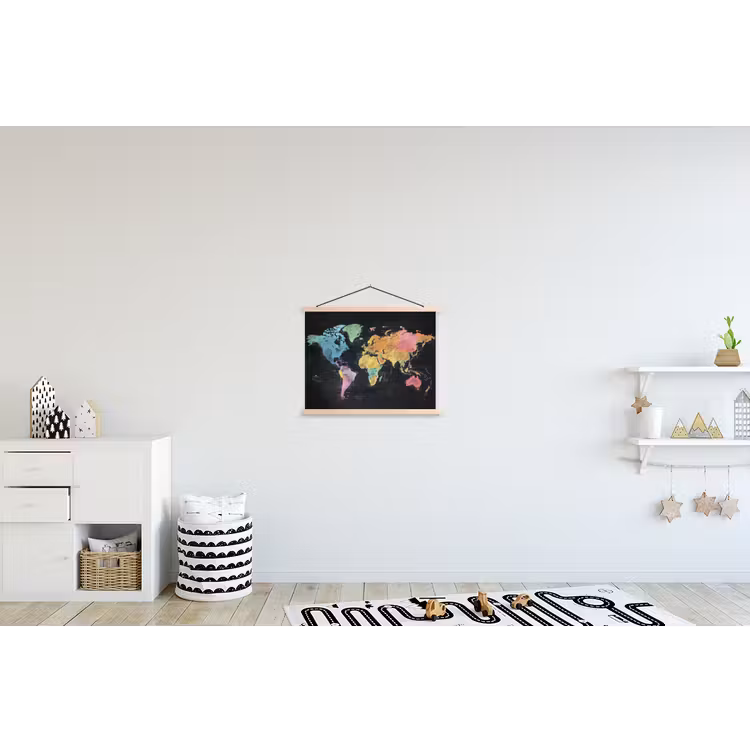Wereldkaart - Krijtstrepen - Regenboog textielposter latten blank klein -kinderkamer