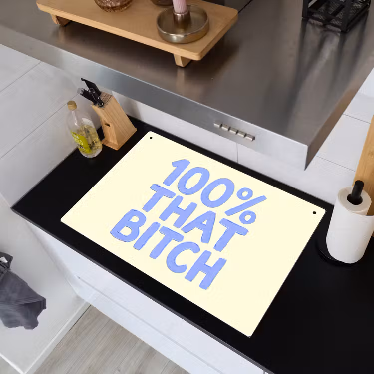 100% that bitch - Blauw - Wit Inductie beschemer met haakjes klein -sfeer1