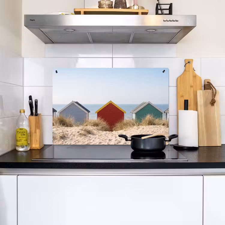 Strand - Huisjes - Kleurrijk - Duinen Inductie beschemer met haakjes klein -sfeer2