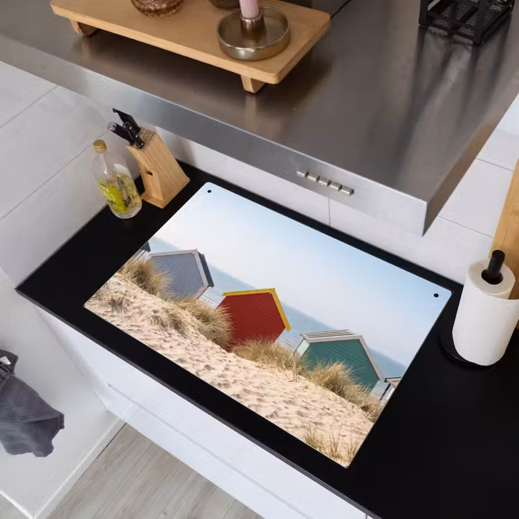 Strand - Huisjes - Kleurrijk - Duinen Inductie beschemer met haakjes klein -sfeer1