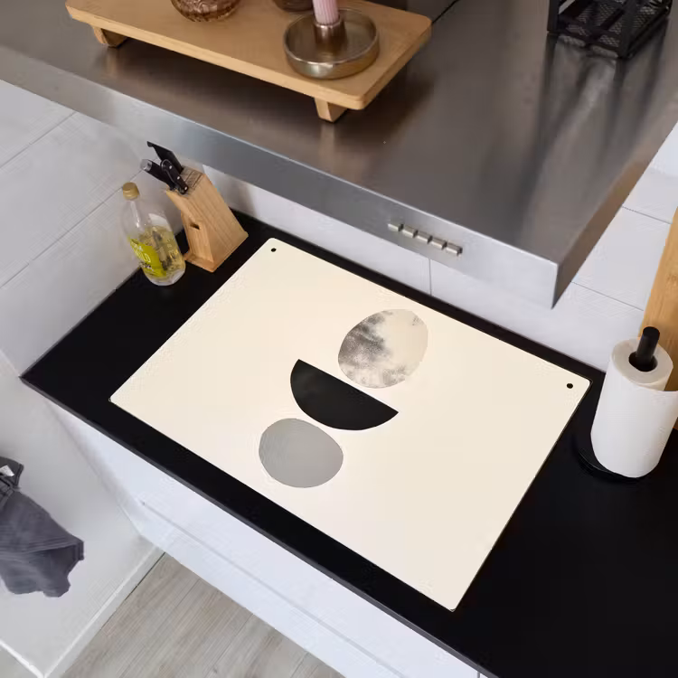 Beige - Japandi - Wabi sabi Inductie beschemer met haakjes klein -sfeer1
