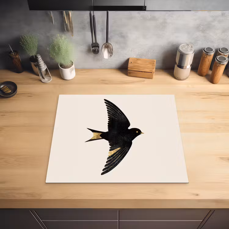Zwarte zwaluw - Gouden accenten - Lichte achtergrond Inductie beschermer vinyl 3mm middel -sfeer5