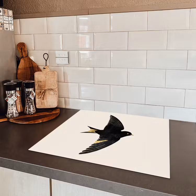 Zwarte zwaluw - Gouden accenten - Lichte achtergrond Inductie beschermer vinyl 3mm middel -sfeer3