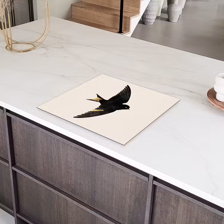 Zwarte zwaluw - Gouden accenten - Lichte achtergrond Inductie beschermer vinyl 3mm middel -sfeer8