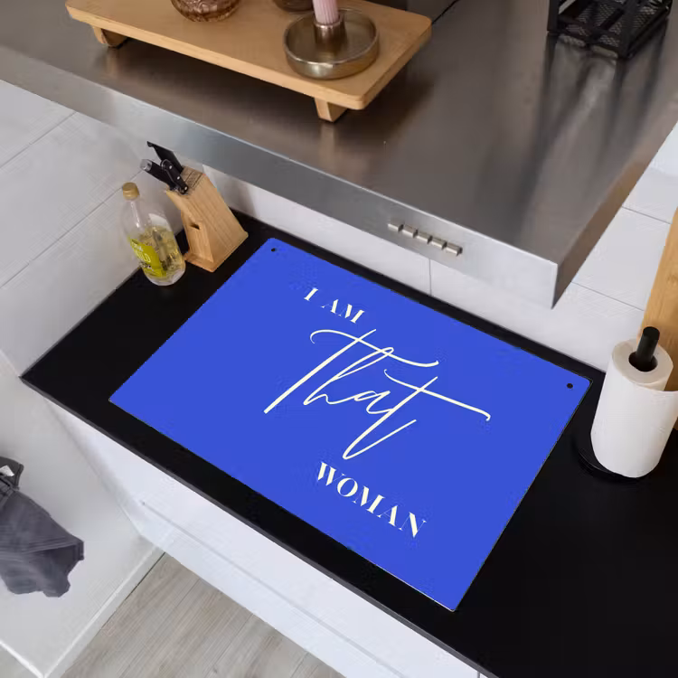 Blauw - I am that woman - Sierlijk - Minimalistisch Inductie beschemer met haakjes klein -sfeer1