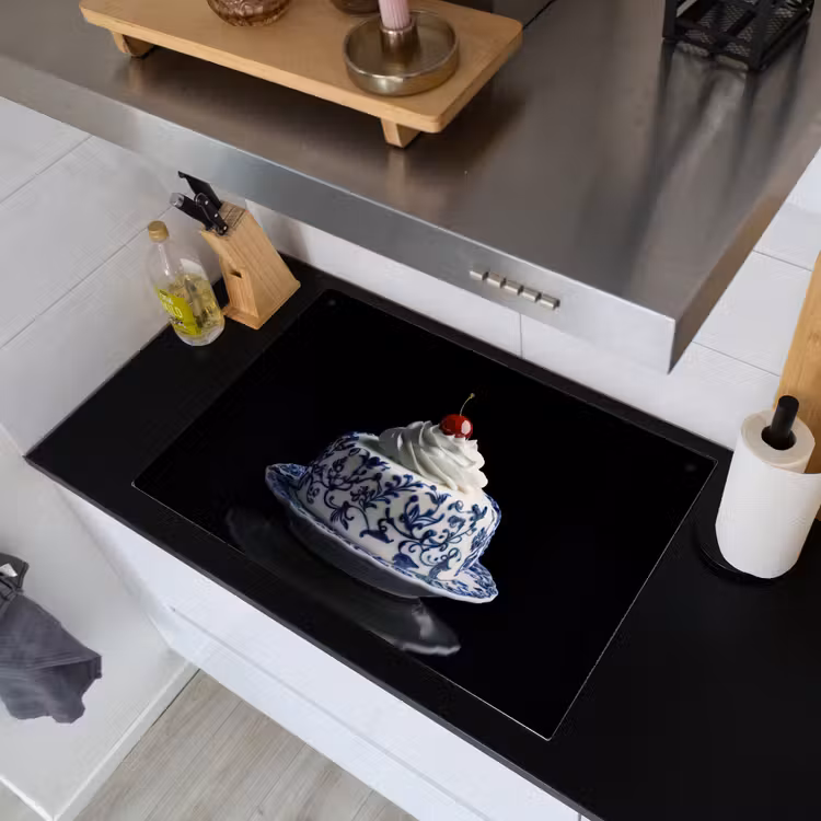 Taart - Slagroom - Kers - Bord - Delfts blauw Inductie beschemer met haakjes klein -sfeer1