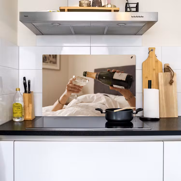 Champagne - Bed - Bubbels Inductie beschemer met haakjes klein -sfeer2