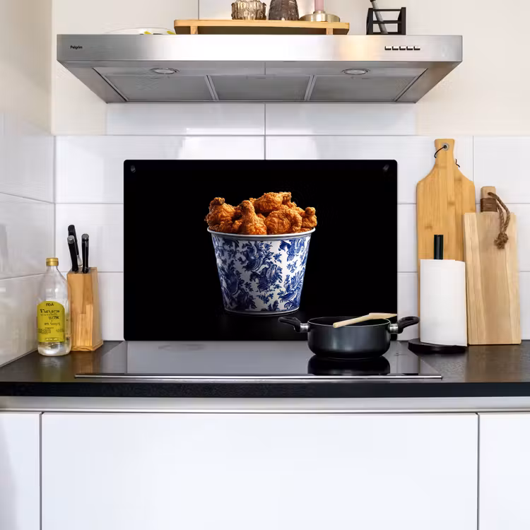 Kip - Bucket - Delfts blauw - Lekker Inductie beschemer met haakjes klein -sfeer2