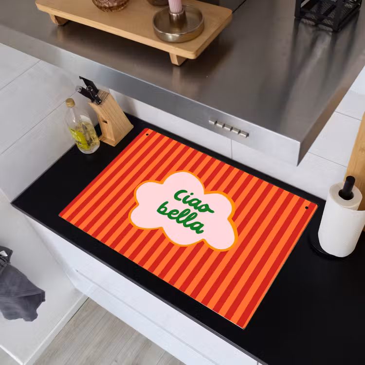 Ciao bella - Tekstwolk - Strepen - Oranje Inductie beschemer met haakjes klein -sfeer1