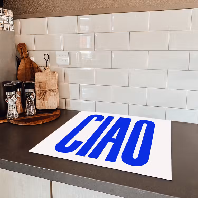 Ciao - Hoofdletters - Blauw - Minimalistisch Inductie beschermer vinyl 3mm middel -sfeer3