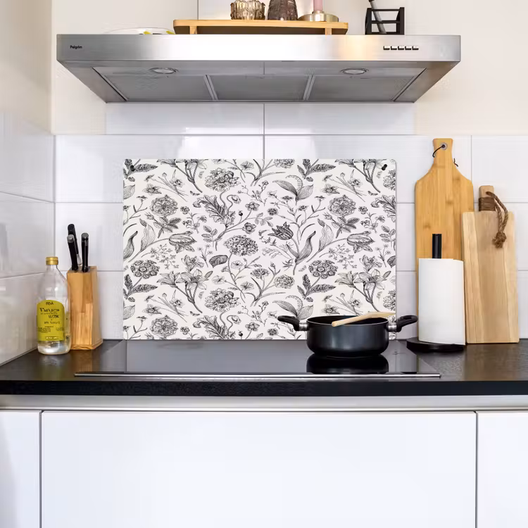 Classic - Black - White - Floral Inductie beschemer met haakjes klein 777 -sfeer2