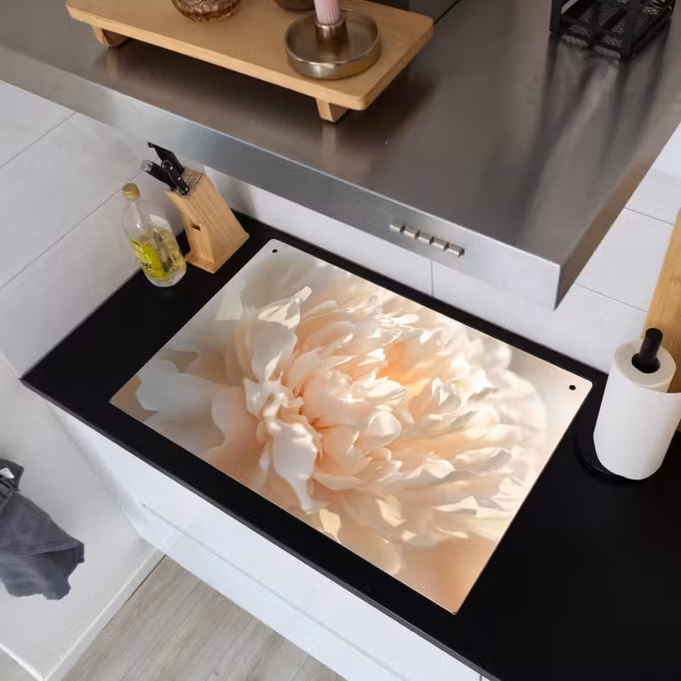 Close up - Pioenroos - Lichtroze Inductie beschemer met haakjes klein -sfeer1