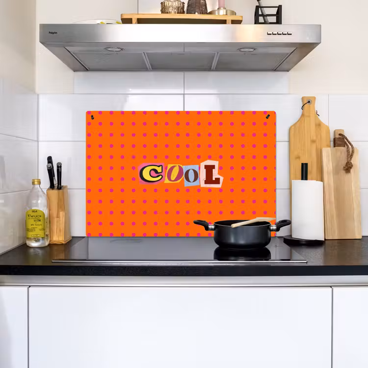 Cool - Stippen - Oranje Inductie beschemer met haakjes klein -sfeer2