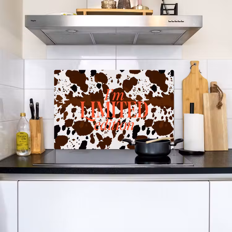 Koeienprint - Limited edition - Rood Inductie beschemer met haakjes klein -sfeer2