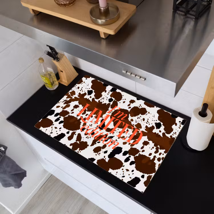 Koeienprint - Limited edition - Rood Inductie beschemer met haakjes klein -sfeer1